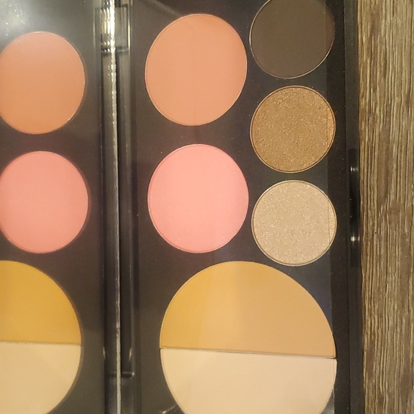 Eve.Pearl powder shadow and blush. - Picture 4 of 5